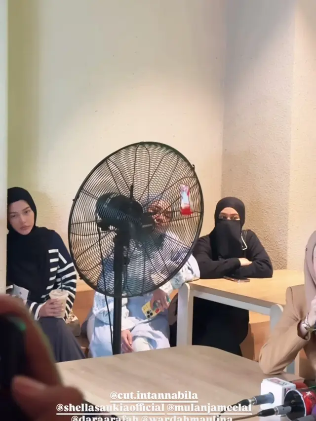 Cut Intan Nabila Didukung Artis