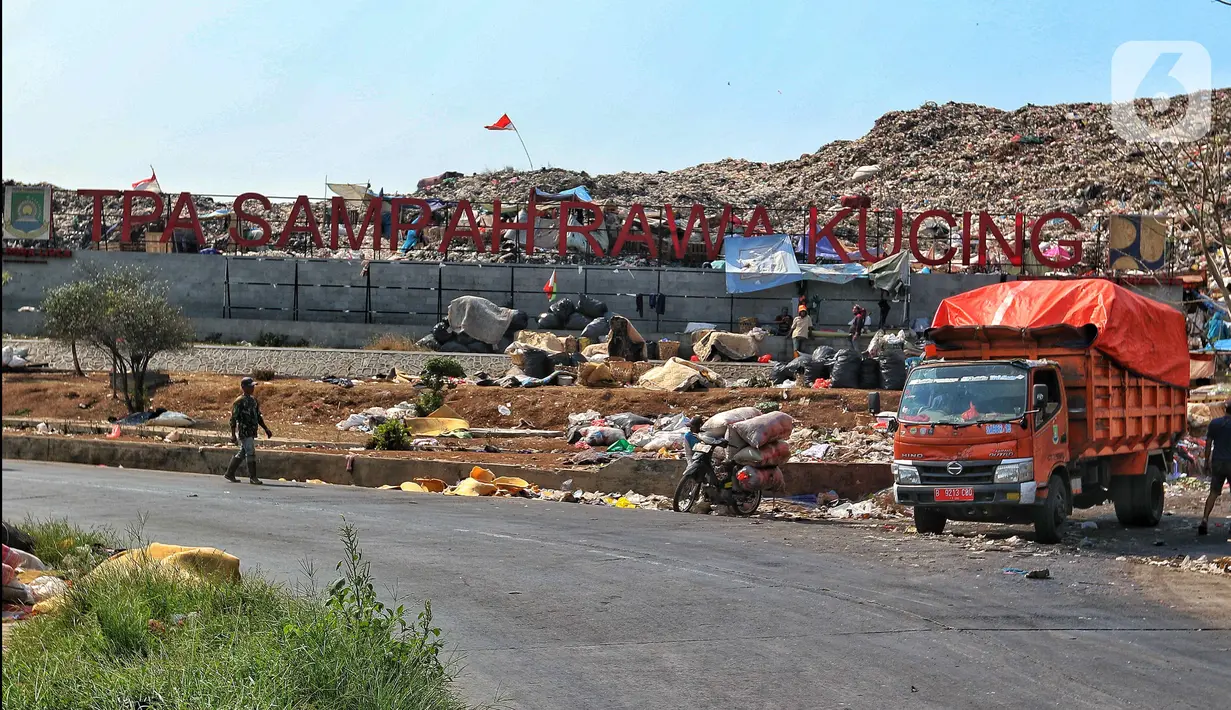 <p>Data Sistem Informasi Pengelolaan Sampah Nasional (SIPSN) Kementerian Lingkungan Hidup dan Kehutanan (KLHK) 2022 berdasarkan hasil input dari 202 kabupaten/kota se-Indonesia menyebut, jumlah timbunan sampah nasional mencapai angka 21,1 juta ton. (Liputan6.com/Angga Yuniar)</p>