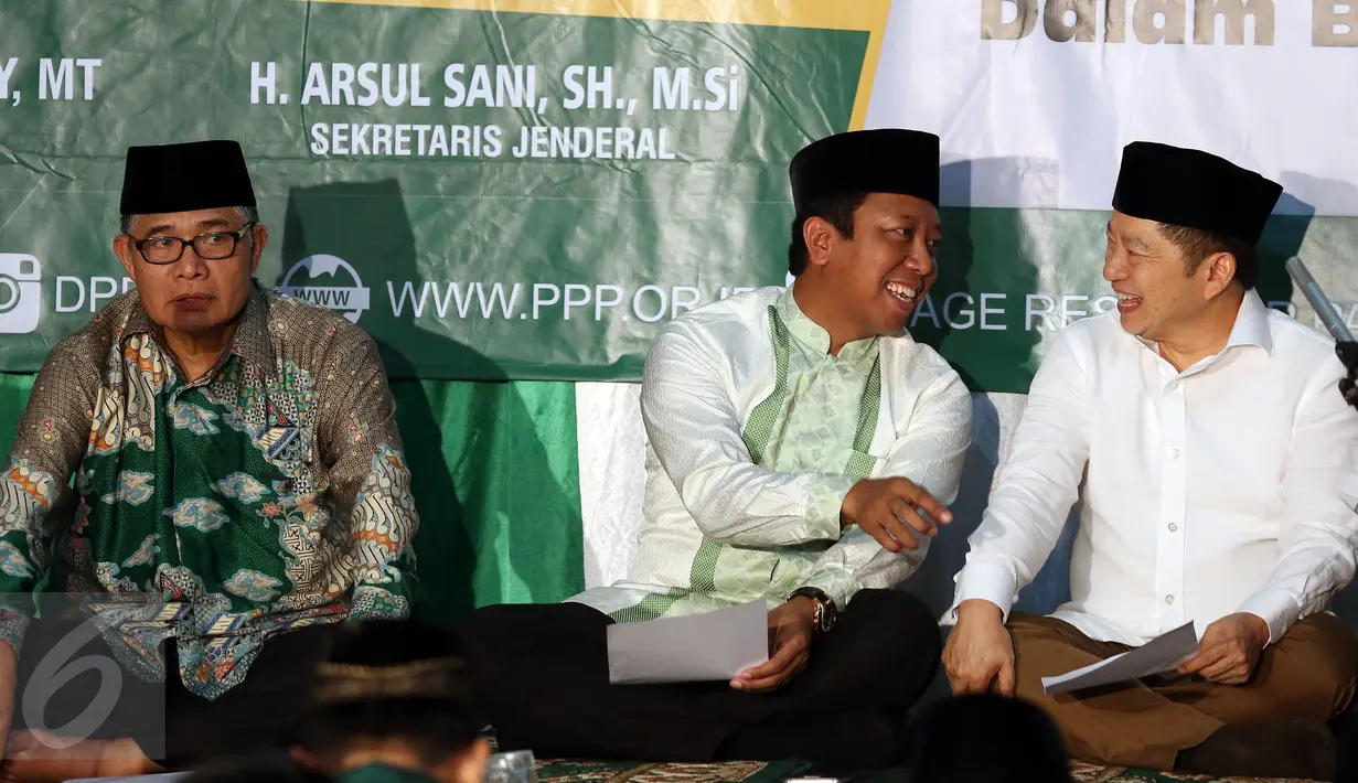 Ketua Umum PPP kubu Romahurmuziy (tengah) saat menghadiri tasyakuran merayakan HUT PPP ke-44 di Tebet Barat, Jakarta, Kamis (5/1). Tasyakuran tersebut mengusung tema 'Mewujudkan Masyarakat Madani dalam Bingkai NKRI'. (Liputan6.com/Johan Tallo)
