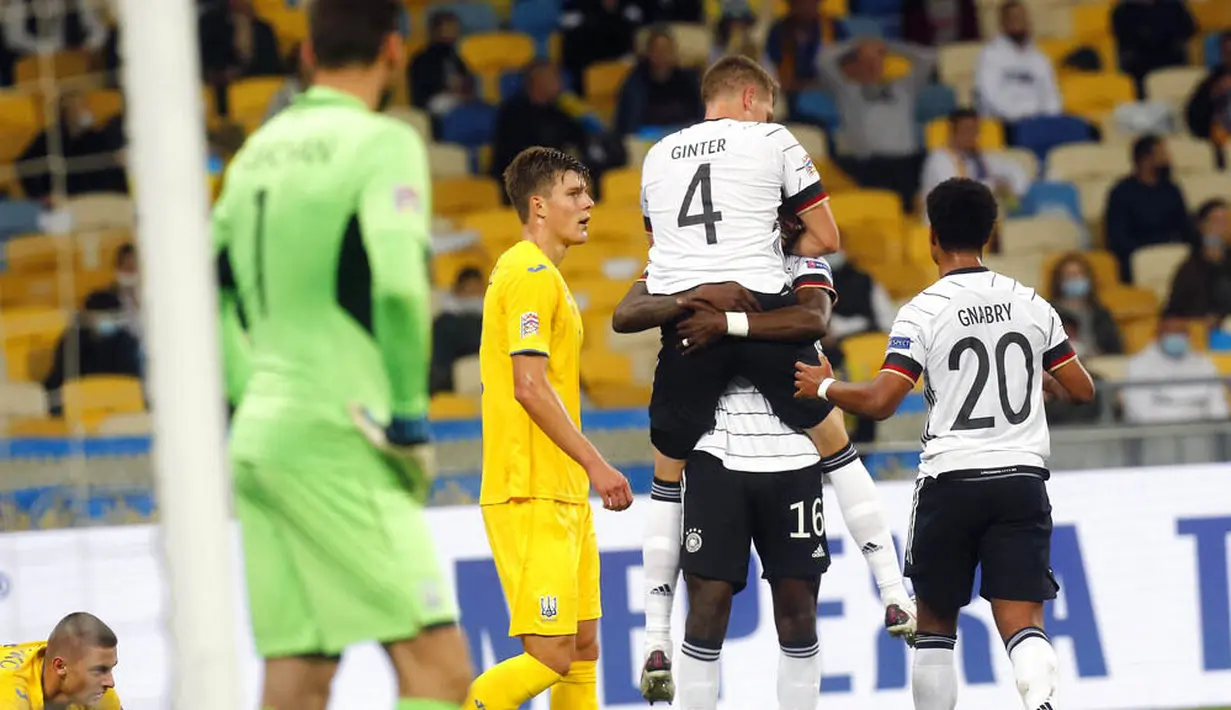 Para pemain Jerman merayakan gol yang dicetak oleh Matthias Ginter ke gawang Ukraina pada laga UEFA Nations League di Stadion Olimpiyskiy, Minggu (11/10/2020). Jerman menang dengan skor 2-1. (AP Photo/Efrem Lukatsky)