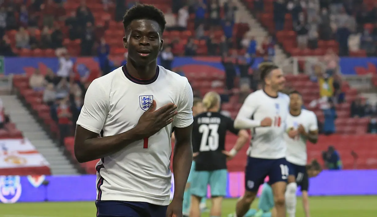 Striker Inggris, Bukayo Saka melakukan selebrasi usai mencetak gol ke gawang Austria dalam laga uji coba menjelang berlangsungnya Euro 2020 di Riverside Stadium, Middlesbrough, Rabu (2/6/2021). Inggris menang 1-0 atas Austria. (AP/Lindsey Parnaby/Pool)