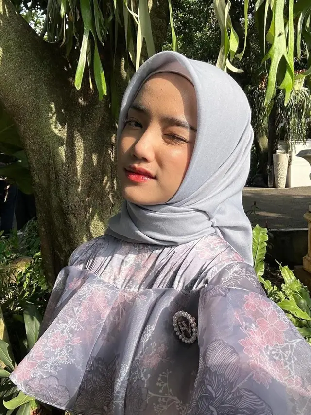 Fuji tampil menggunakan hijab