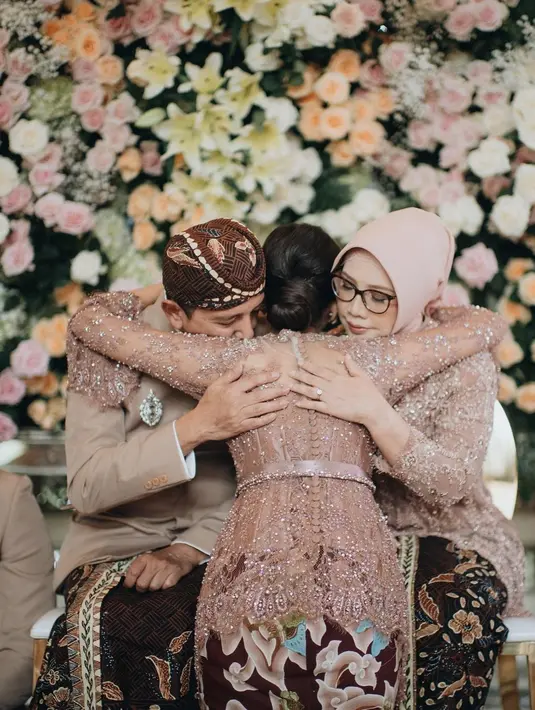 Kebaya warna cokelat dengan kancing belakang saat prosesi siraman (Foto: Instagram @morden.co)