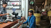 Seorang bapak pengunjung pasar Kanoman Cirebon memesan kopi murni. Foto (Liputan6.com / Panji Prayitno)