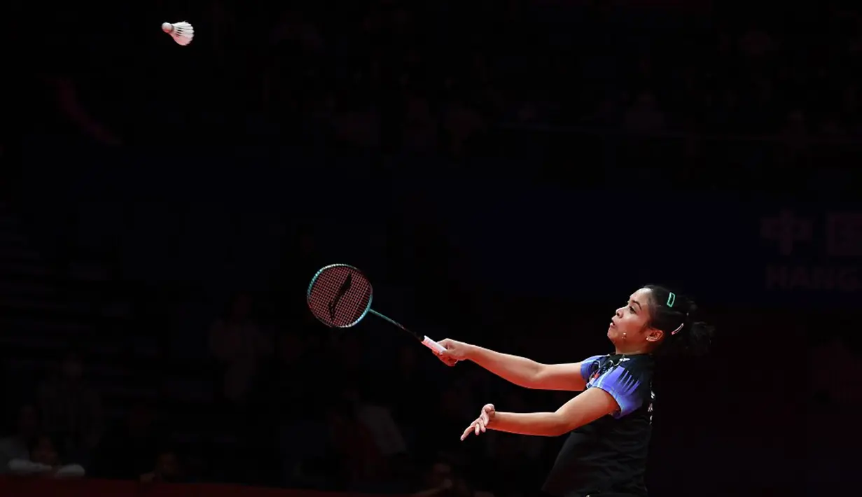 Tai Tzu Ying tampil kian percaya diri di awal game kedua. Modal kemenangan di set sebelumnya membuat wakil Taiwan itu nampak lebih mudah menciptakan keunggulan atas Gregoria pada permulaan laga. (STR/AFP)