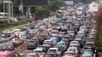 Sejumlah kendaraan terjebak kemacetan panjang di tol yang mengarah ke Bandara Soekarno-Hatta (Soetta), Tangerang, Banten, Selasa (10/11/2020). Kemacetan terjadi karena adanya penyambutan kepulangan pimipinan Front Pembela Islam (FPI) Rizieq Shihab. (Liputan6.com/Angga Yuniar)