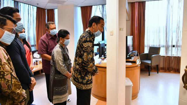 Presiden Jokowi dan Ibu Negara Iriana menjenguk istri Presiden ke-6 RI Susilo Bambang Yudhoyono (SBY), Ani Yudhoyono. (foto: Biro Pers Sekretariat Presiden)