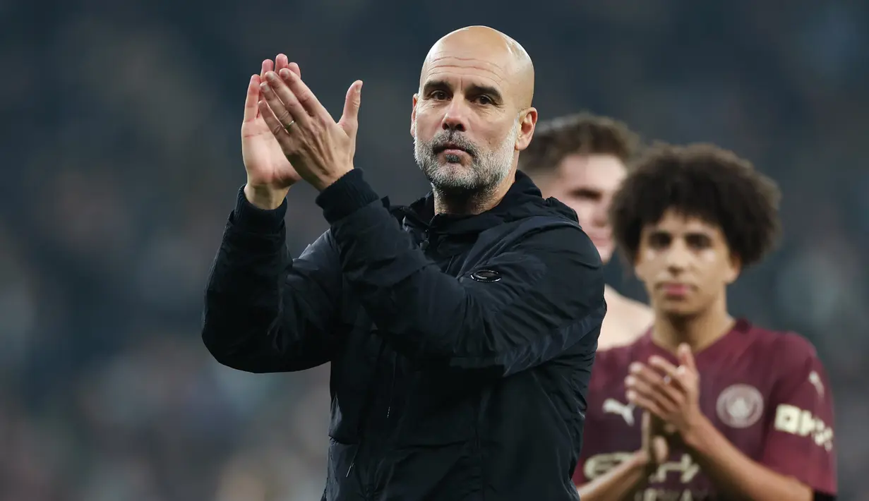 Pelatih Manchester City, Pep Guardiola tampak kecewa setelah anak asuhnya dikalahkan Tottenham Hotspur dengan skor 1-2 pada laga Carabao Cup. (AP Photo/Ian Walton)