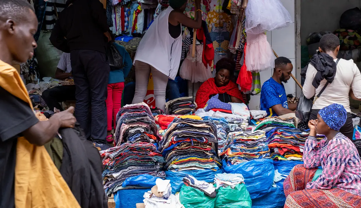 Meskipun tidak ada angka resmi yang tersedia, Asosiasi Pedagang Pakaian dan Sepatu Bekas Uganda memperkirakan 16 juta orang - satu dari tiga orang Uganda - mengenakan pakaian bekas. (BADRU KATUMBA / AFP)