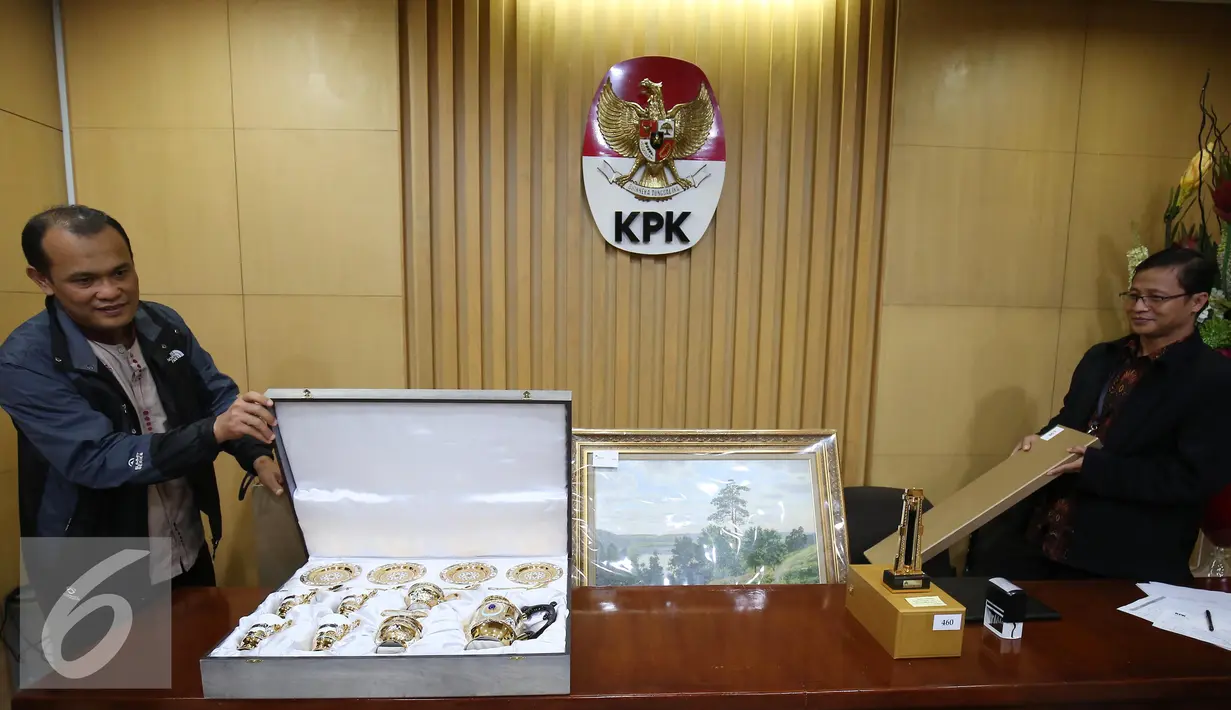 Petugas menunjukan tiga barang yang diduga termasuk dalam gratifikasi di Gedung KPK, Jakarta, Jumat (28/10). Barang tersebut diberikan perusahaan minyak asal Rusia untuk Presiden Jokowi seusai kunjungan kerjanya. (Liputan6.com/Helmi Affandi)