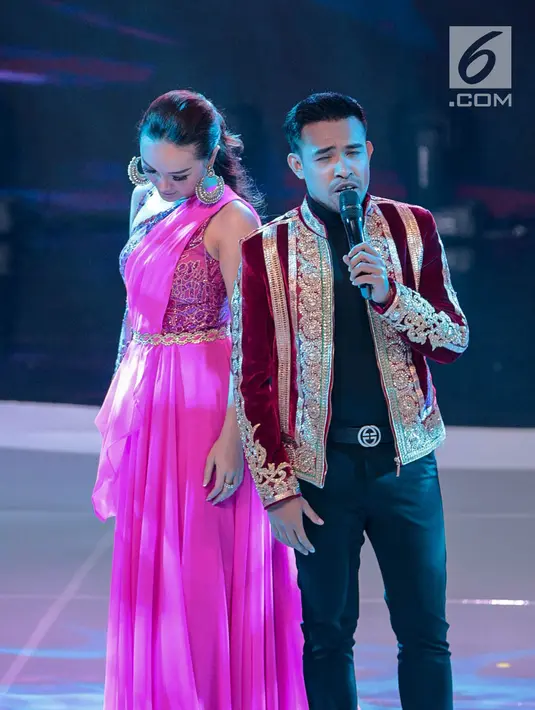 Ekspresi pedangdut Fildan dan Zaskia Gotik saat tampil dalam Indonesian Dangdut Awards 2018 di Studio 5 Indosiar, Jakarta, Jumat (12/10). Mereka membawakan lagu Koi Mil Gaya dan Tum Hi Ho. (Liputan6.com/Faizal Fanani)