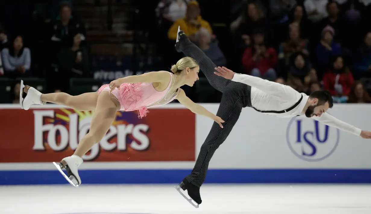 Pasangan atlet ice skating USA, Ashley Cain dan Timothy Leduc beraksi selama kejuaraan skating kategori berpasangan dalam ISU Grand Prix of Figure Skating Skate America di Everett, Washington, Jumat (19/10). (AP Photo/Ted S. Warren)