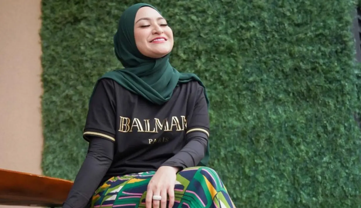 <p>Saat sedang bersantai, Nathalie Holscher tampak mengenakan busana simpel. Kali ini wanita 29 tahun tersebut memadukan kaus hitam dengan celana motif. Makeup yang natural membuat pesonanya kian terpancar.(Liputan6.com/IG/@nathalieholscher)</p>