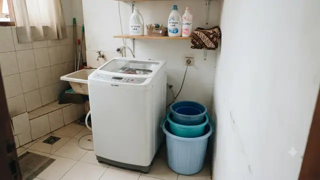 Tempat Menyimpan Ember agar Area Laundry Lebih Rapi, Jadi Ide Penataan Rumah Kontrakan Model Letakkan di Samping Mesin Cuci
