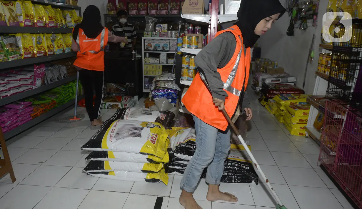 Pelanggar Operasi Yustisi mencegah penularan Covid-19 dihukum di Ruko Granada, BSD, Tangerang Selatan, Banten, Rabu (23/9/2020). Sebagai efek jera, warga yang tidak mengenakan masker diberi sanksi sosial berupa membersihkan toilet, menyapu, push up, dan denda Rp 50 ribu. (merdeka.com/Dwi Narwoko)