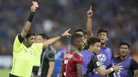 Pemain Timnas Indonesia, M. Abduh Lestaluhu, mendapat kartu merah saat melawan Thailand dalam laga leg kedua final Piala AFF di Stadion Rajamangala, Bangkok, Thailand, Sabtu (17/12/2016). (Bola.com/Vitalis Yogi Trisna)