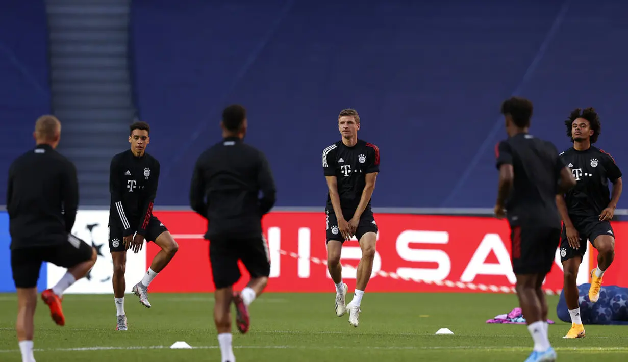 Para pemain Bayern Munchen melakukan pemanasan selama sesi latihan di stadion Da Luz, Lisbon, Portugal (13/8/2020). Bayern Munchen akan bertanding melawan Barcelona pada perempat final Liga Champions di Estadio da Luz. (Rafael Marchante/Pool via AP)