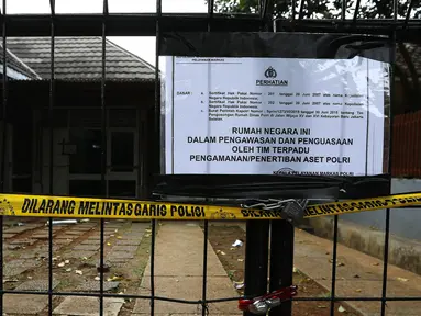 Petugas Polisi saat menyegel rumah dinas perwira tinggi Polri di Jl. Wijaya XV, Kebayoran Baru, Jakarta, Selasa (15/9/2015). Penertiban dilakukan karena 12 rumah tersebut sudah tidak ditempati oleh anggota aktif Kepolisian. (Liputan6.com/Yoppy Renato)