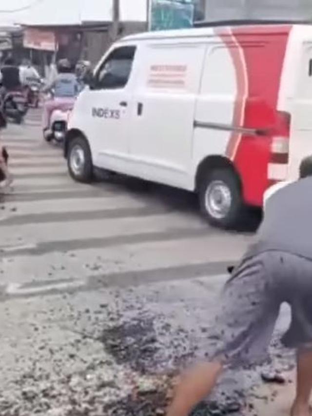 Viral, Ini 6 Momen Warga Bongkar 20 Baris Polisi Tidur di Tangerang