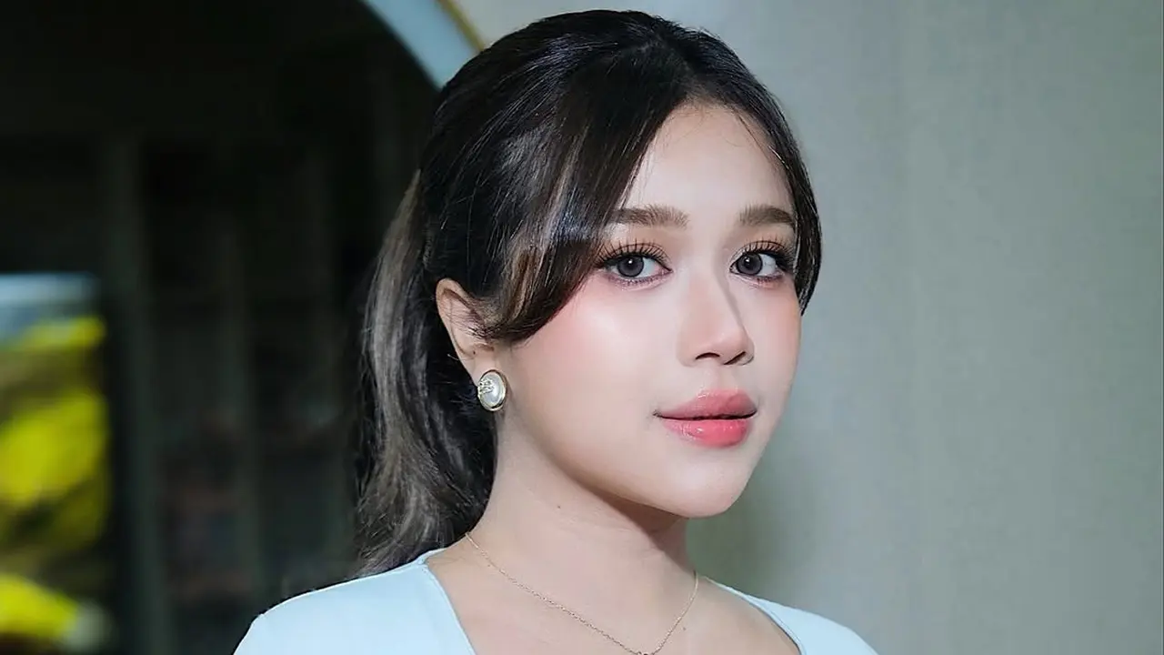 Brisia Jodie Tampil Manis Bak Boneka dengan Fresh Makeup Look Bernuansa Pink