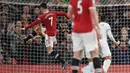 Manchester United semakin menjauh di menit ke-35. Cristiano Ronaldo berhasil membubuhkan namanya di papan skor. (AFP/Oli Scarff)