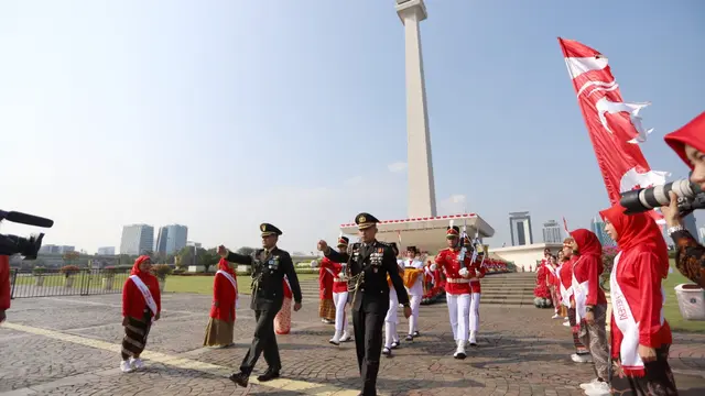 Barisan Berkebaya Penjaga Bendera Pusaka