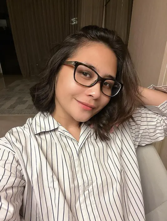 Prilly Latuconsina kembali memperlihatkan potret selfienya dengan bare face. Ia mengenakan kemeja lengan panjang putih bermotif garis dan rambut pendek, serta kacamata. Mana potret Prilly berkacamata yang jadi favoritmu? [Foto: Instagram/prillylatuconsina96]