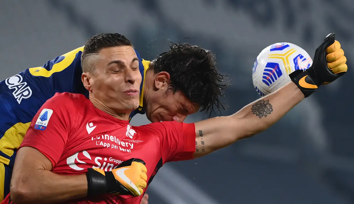 Penjaga gawang Hellas Verona, Marco Silvestri (Kiri) dan bek Davide Faraoni barusaha menghalau bola pada pertandigan lanjutan Liga Serie A Italia di Allianz Stadium di Turin (25/10/2020). Juventus bermain imbang 1-1 atas Verona. (AFP/Marco Bertorello)