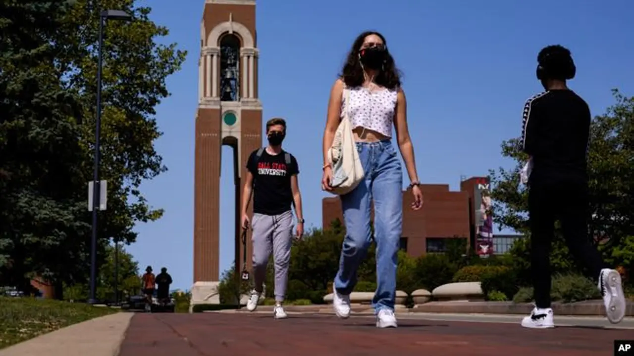 Mahasiswa Amerika Serikat tampak menggunakan masker di  Ball State University di Muncie, Ind., Kamis, 10 September 2020. (Foto: AP)