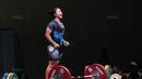 Teriakan Dewi Safitri saat ssebelum mengangkat beban pada kelas 53 kg di Hall A Arena Pekan Raya Jakarta, Kemayoran, Rabu (11/2/2018). Dewi Safitri menang dengan total angkatan 184 kg. (Bola.com/Nicklas Hanoatubun)