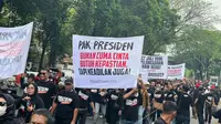 Ratusan kader dan simpatisan PDI Perjuangan melakukan longmarch sambil membawa spanduk dan bendera Merah Putih dari kantor DPP PDIP, Jalan Diponegoro menuju ke Kantor Komnas HAM Jalan Latuharhary saat memperingati peristiwa Kudatuli, Jumat (26/7/2024). (Foto: Istimewa).