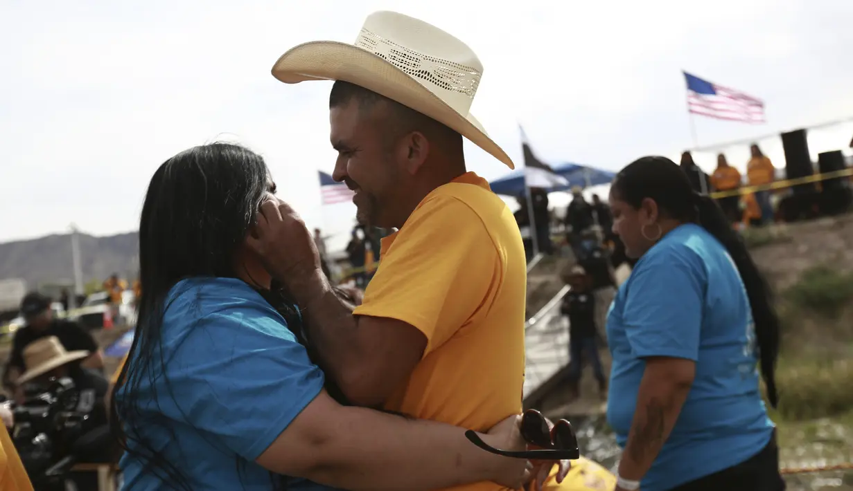 Orang-orang yang tinggal di AS berpelukan dengan orang-orang yang tinggal di Meksiko selama acara tahunan ke-10 "Hugs not Walls", di bentangan Rio Grande, di Ciudad Juarez, Meksiko, Sabtu (6/5/2023). (AP Photo/Christian Chavez)