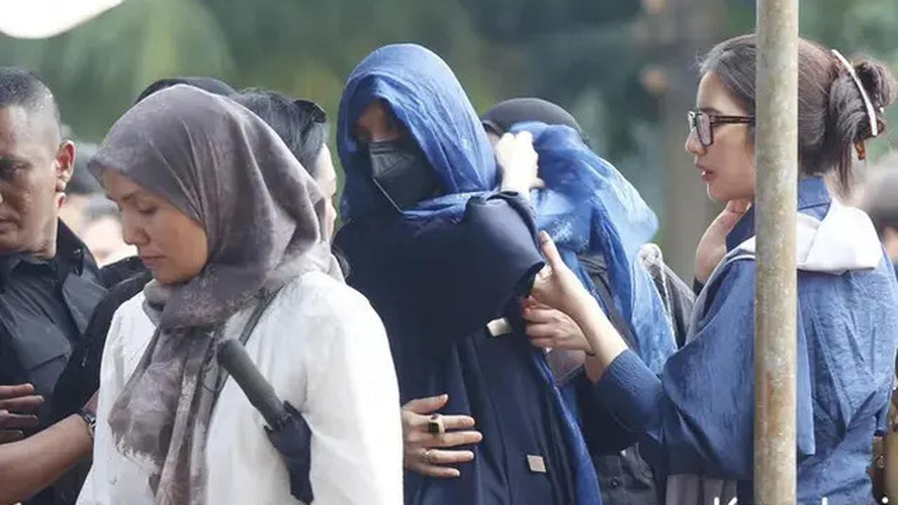 6 Potret Sheila Dara di Pemakaman Vidi Aldiano, Kenakan Pashmina Warna Biru