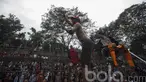 Suporter Cilegon United, Volcano Mania, memberi dukungan saat laga uji coba melawan Persija Jakarta di Stadion Krakatau Steel Cilegon, Banten, Sabtu (18/3/2017). Cilegon United merupakan klub di ujung barat Pulau Jawa. (Bola.com/Vitalis Yogi Trisna)