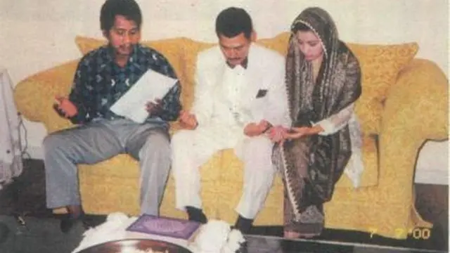 Momen pernikahan siri Mayangsari dan Bambang Trihatmodjo. (Foto Dok. Tabloid Nova via Brilio.net)