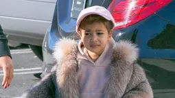 Di balik mantel bulu yang high-fashion itu, North West tampil sporty dengan sweater, wash denim dan sneakers dari Converse All Star seharga 27 poundsterling atau sekitar Rp 500 ribuan. (mirror.co.uk)