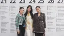 Menambah kesan mewah dan modern, Annisa melengkapi penampilannya dengan tas Hermes Birkin, yang menjadi sorotan sebagai aksesori utama.  Begitu juga dengan Almira yang memadukan blus etnik warna cerahnya dengan dengan tas Chanel Matelasse Chain Shoulder Bag bernuansa beige.   [@annisayudhoyono].