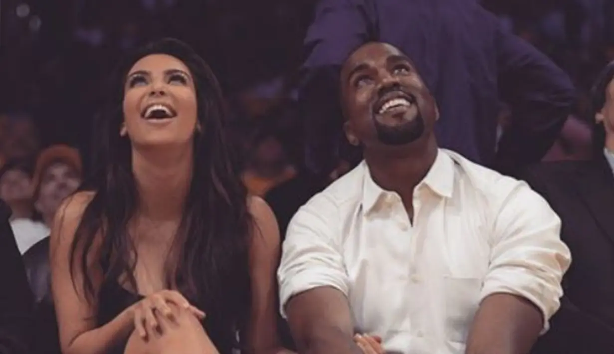 Pasangan yang menikah di tahun 2014 ini, Kim Kardashian dan Kanye West memiliki 2 orang anak yang bernama Saint West dan North West. Pasangan ini sering kali disebut sebagai pasangan romantis seleb Hollywood. (Instagram/Kimkardaashian)