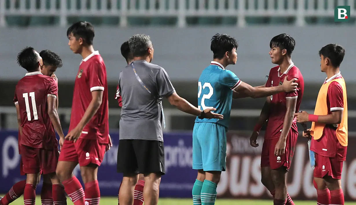 Penjaga gawang Timnas Indonesia U-17, Andrika Fathir Rachman yang dalam pertandingan ini kebobolan lima gol memberikan semangat kepada Arkhan Kaka. (Bola.com/Ikhwan Yanuar)