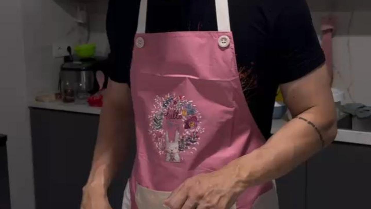 Ganteng dan Gagah, Ternyata Okan Cornelius Juga Jago Bikin Kue - Ini Aksinya saat Buat Lapis Legit