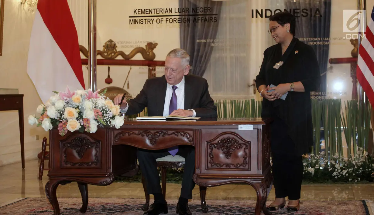 Menhan AS, Jim Mattis mengisi buku tamu di Kantor Kementerian Luar Negeri, Jakarta, Senin (22/1). Mattis juga akan bertemu Menteri Pertahanan RI Ryamizard Ryacudu dan Panglima TNI Marsekal TNI Hadi Tjahjanto. (Liputan6.com/Arya Manggala)