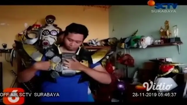 Berawal dari hobi, seorang pria di Jombang, Jawa Timur berhasil ciptakan kostum superhero dari bahan karet busa bernilai ekonomis tinggi. Bahkan kini ia kebanjiran order pembuatan kostum superhero, dari penggemar lokal hingga pecinta superhero manca ...