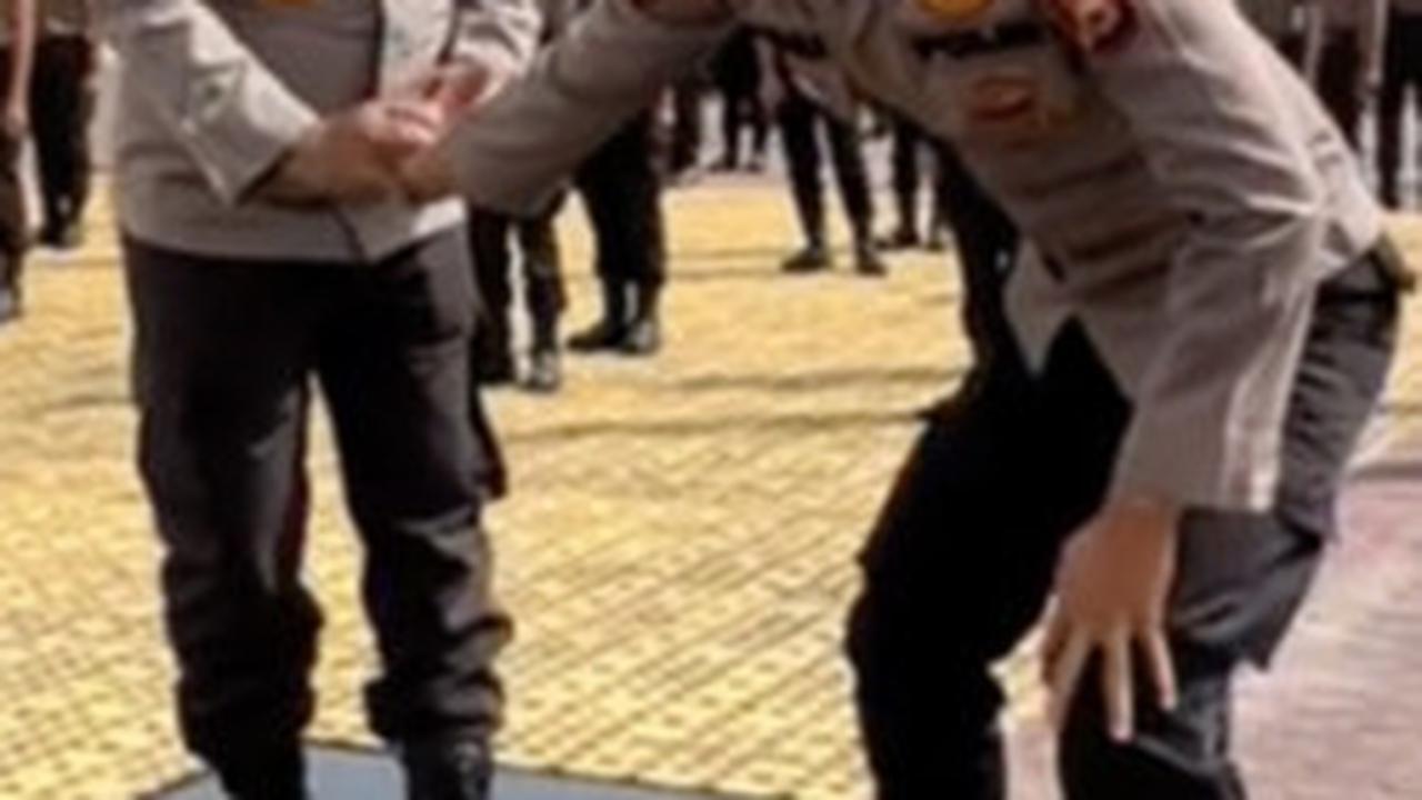 Bripda Polisi 'Cekik' Jenderal saat Latihan Bela Diri, Endingnya Dilumpuhkan Tak Berkutik