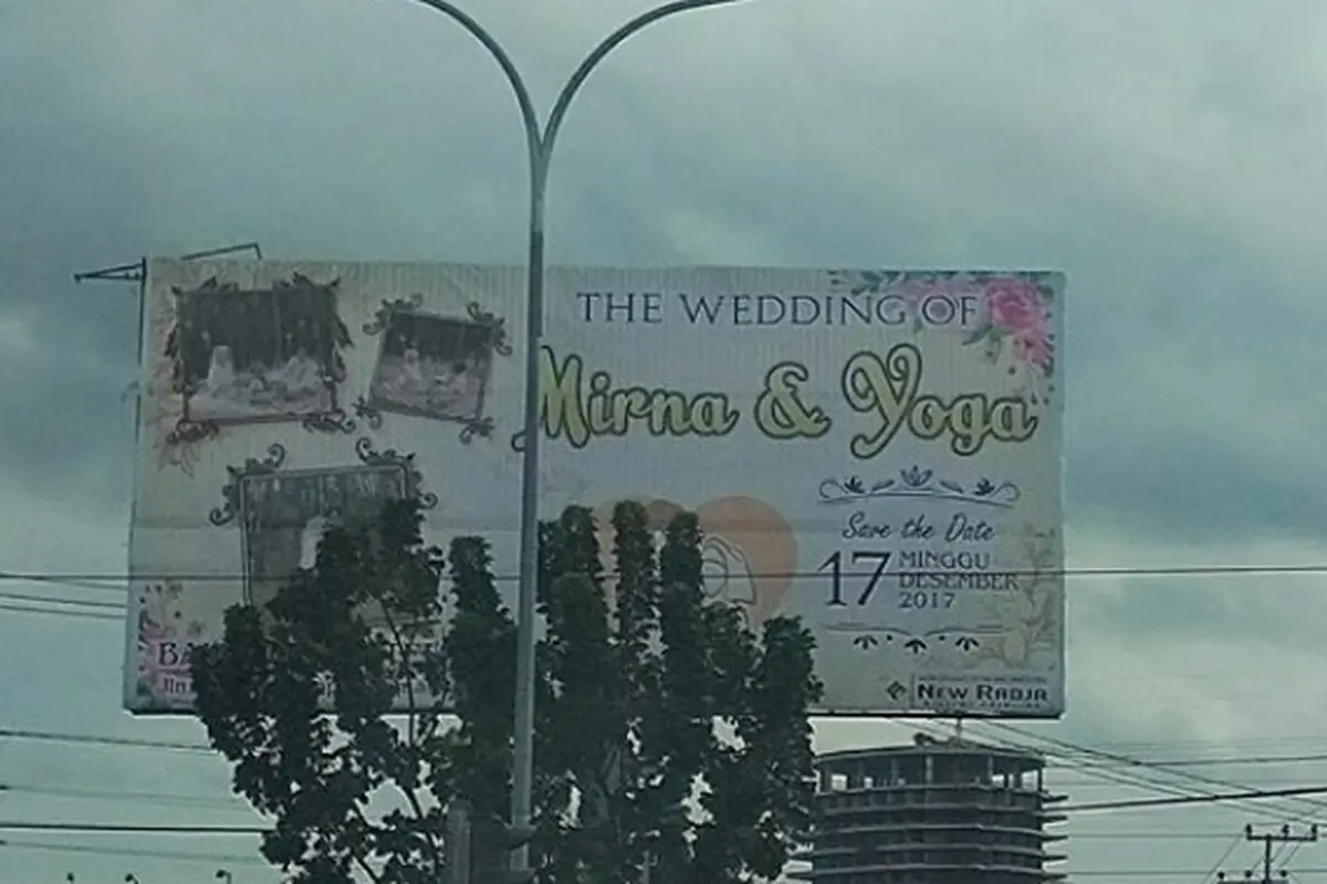 [Bintang] Niat Banget, Pasangan Ini Bikin Undangan Pernikahan di Baliho