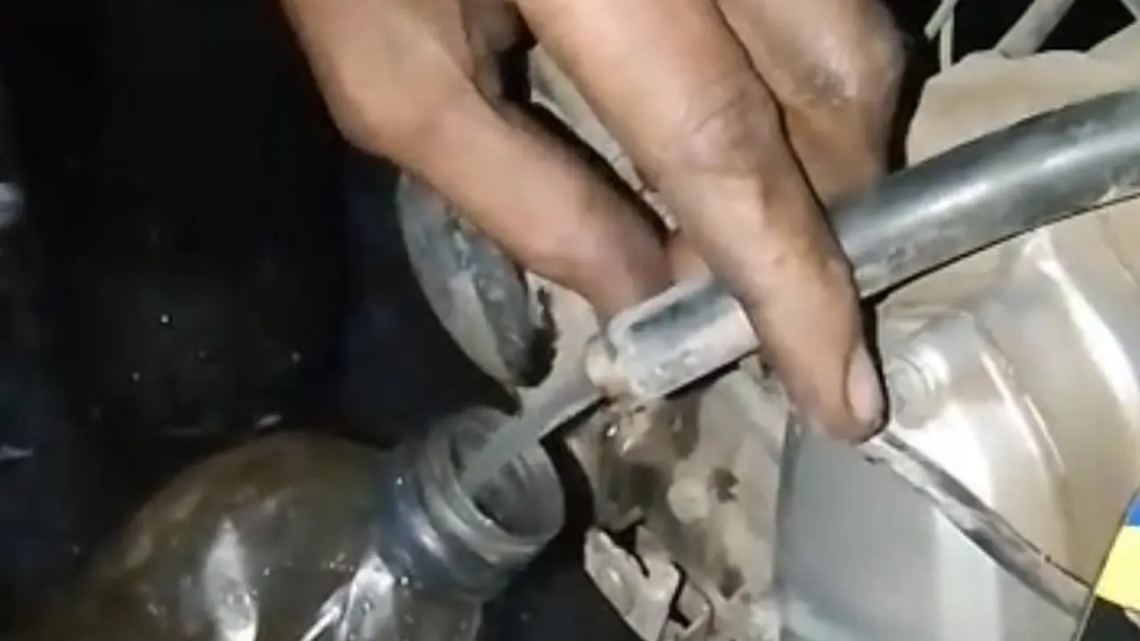 Salah satu sepeda motor warga Pesanggaran Banyuwangi Terpaksa dikuras setelah mengisi bensin karean ada airnya (Istimewa)
