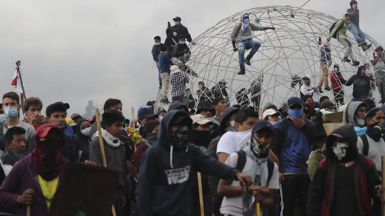 Demo anti-kebijakan IMF di Ekuador pada 2019. Sebanyak 11 korban jiwa jatuh dan puluhan orang terluka.