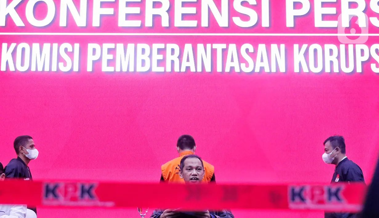 Meski begitu, KPK telah mencegah kedua tersangka ini untuk bepergian ke luar negeri selama enam bulan. (Liputan6.com/Angga Yuniar)