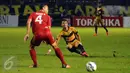 Penyerang Mitra Kukar, Rodrigo (tengah) terpeleset saat mencoba masuk kedalam pertahanan Semen Padang pada laga final Piala Jenderal Sudirman di Stadion GBK Jakarta, Minggu (24/1/2016). (Liputan6.com/Helmi Fithriansyah)