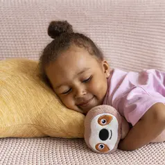 Anak sering menangis dan tidurnya pun gelisah sepanjang malam. Di tengah rasa frustrasi yang datang silih berganti, mungkin ada solusi sederhana yang bisa membantu menghadirkan ketenangan. Security blanket untuk bayi bisa menjadi pelukan lembut yang memberi rasa aman dan membuat waktu istirahat terasa lebih damai bagi Sahabat Fimela maupun si kecil. [Dok/Freepik.com/pikisuperstar].