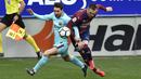 Duel Lionel Messi (kiri) dan pemain Eibar, Anaitz Arbilla pada lanjutan La Liga Santander di Ipurua stadium,  Eibar, (17/2/2018). Barcelona menang 2-0.(AP/Alvaro Barrientos)